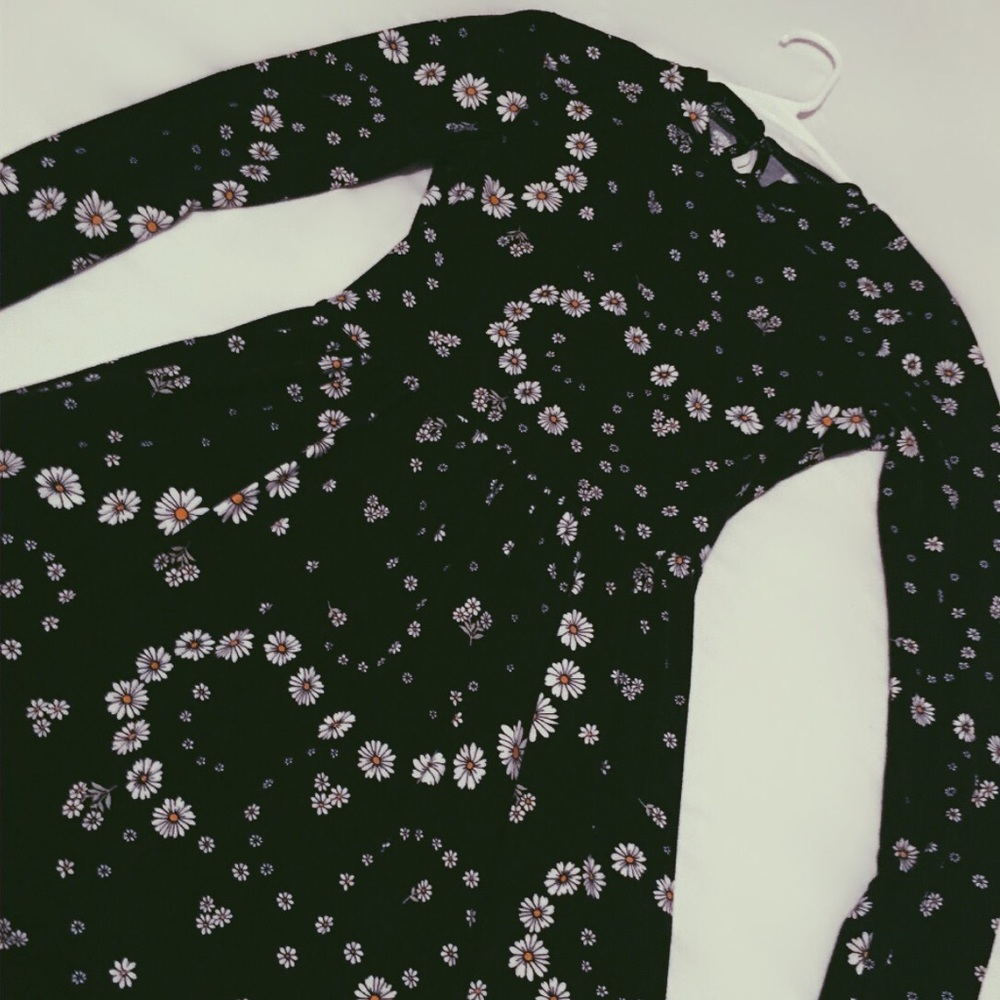 Open Back Long Sleeved Dress With 🌼 daisies